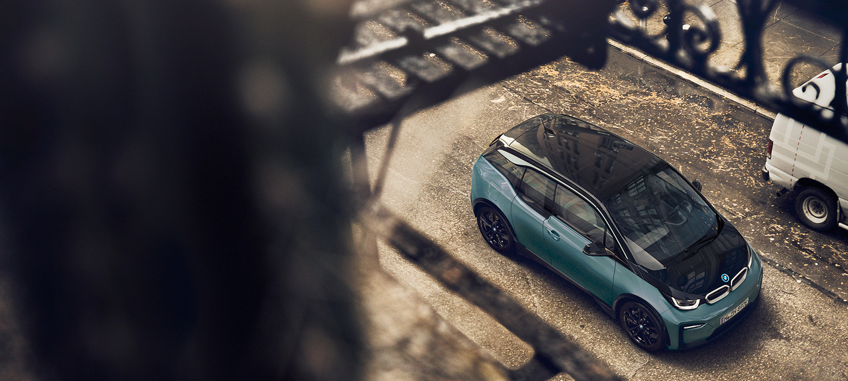 BMW i3 2018 z ptačí perspektivy BMW i3 I01 2018 v béžové barvě Jucaro s matně šedými kontrastními prvky Frozen Grey z ptačí perspektivy karbonová střecha