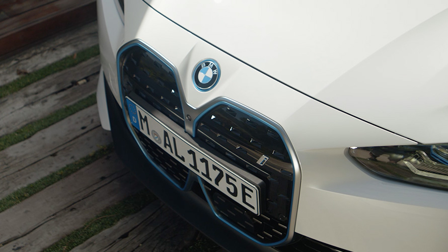 BMW i4 eDrive40 G26 2021 Mineral White (bílá) detaily designu ve videu BMW i4 eDrive40 G26 2021 Mineral White (bílá) detaily designu ve videu