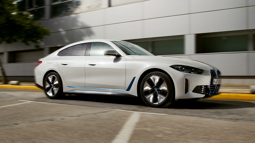 BMW i4 G26 2021 pohled z boku před budovou BMW i4 G26 2021 pohled z boku před budovou