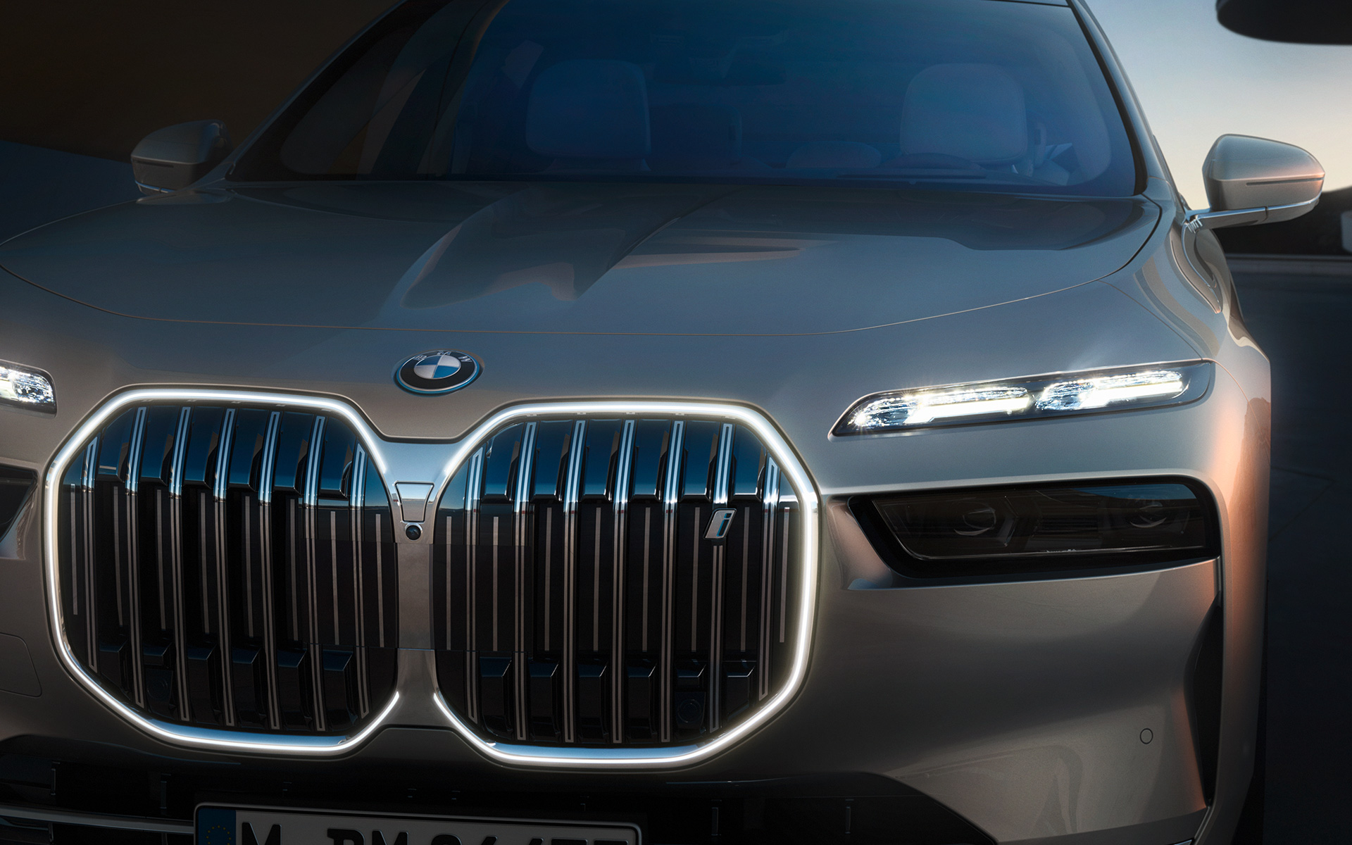 BMW i7 Sedan G70 exteriér BMW maska ve tvaru ledvinek Iconic Glow BMW i7 Sedan G70 exteriér osvětlená BMW maska ve tvaru ledvinek Iconic Glow zapnutá