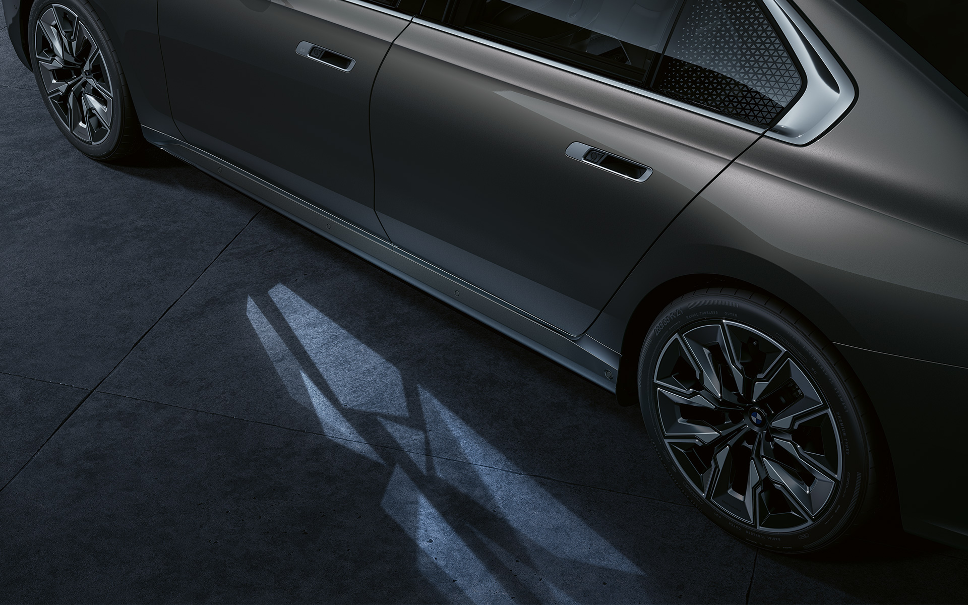 BMW i7 Sedan G70 Exteriér Uvítací světelný koberec Uvítací světelný koberec osvětlení nástupního prostoru.