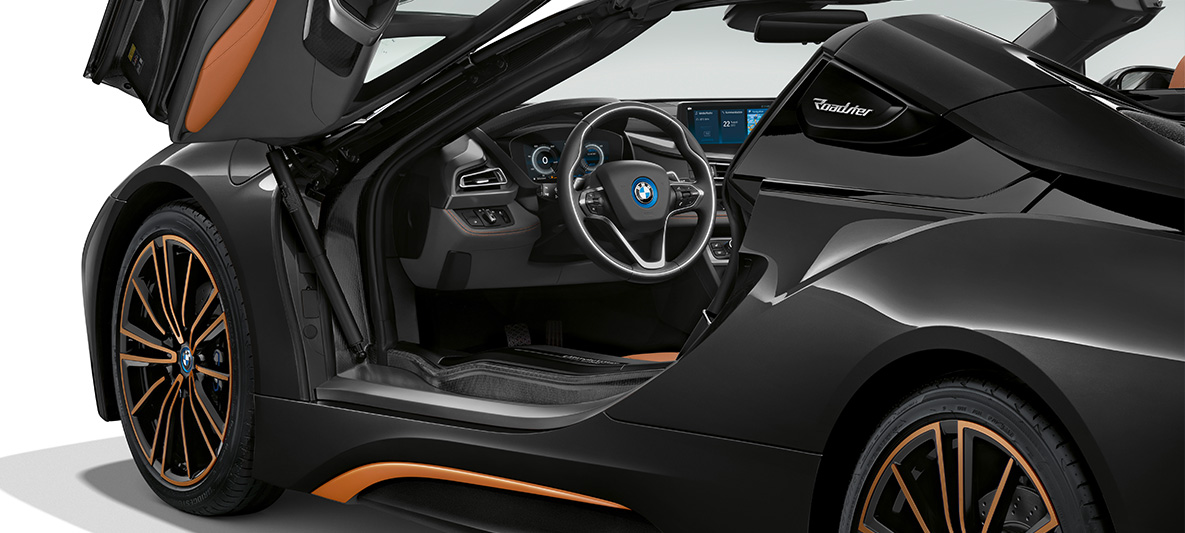 Otevřené křídlové dveře BMW i8 Roadster Ultimate Sophisto Edition Otevřené křídlové dveře BMW i8 Roadster Ultimate Sophisto Edition, Sophisto Grey