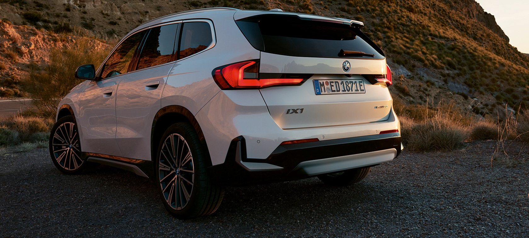 BMW iX1 U11 BEV zavazadlový prostor video BMW iX1 U11 BEV zavazadlový prostor video ukazující přednosti tažného zařízení