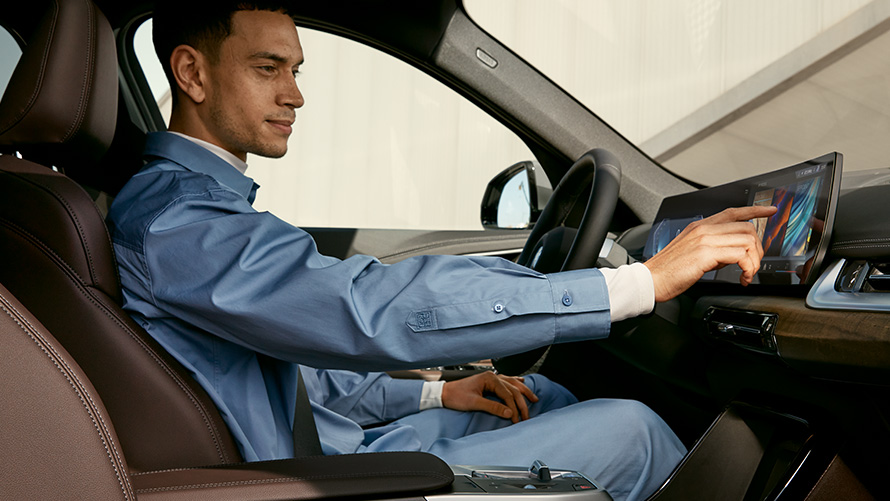BMW iX1 U11 BEV Interiér s dotykovým ovládáním BMW iX1 U11 BEV interiér prohnutý displej s dotykovým ovládáním