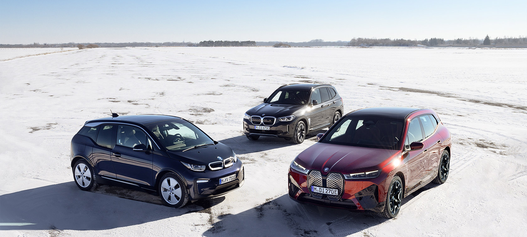 BMW elektromobily tříčtvrteční boční pohled na písek z ptačí perspektivy BMW řady i BMW elektromobily tříčtvrteční boční pohled na písek z ptačí perspektivy