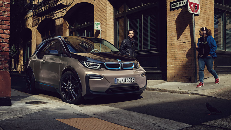 BMW i3 I01 první generace tříčtvrteční pohled zepředu v jízdním pruhu BMW řady i BMW i3 I01 první generace tříčtvrteční pohled zepředu v jízdním pruhu
