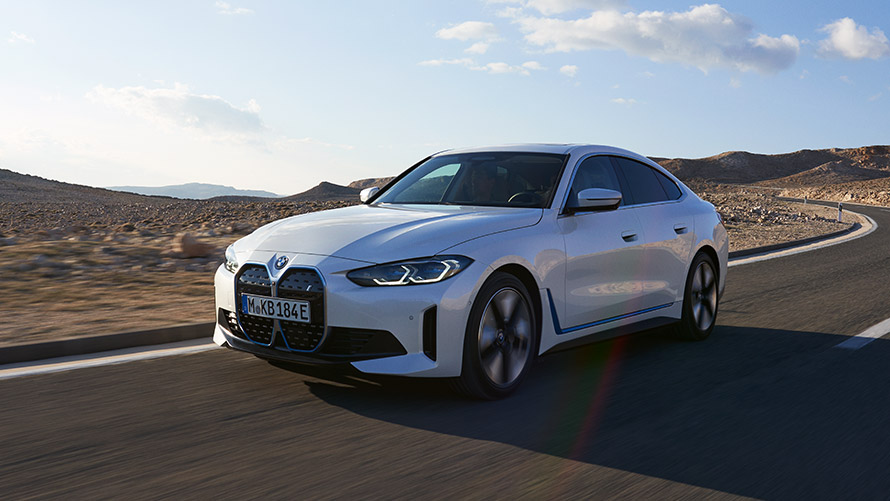 BMW i4 G26 první generace jízdní tříčtvrteční záběr zepředu BMW řady i BMW i4 G26 první generace jízdní tříčtvrteční záběr zepředu