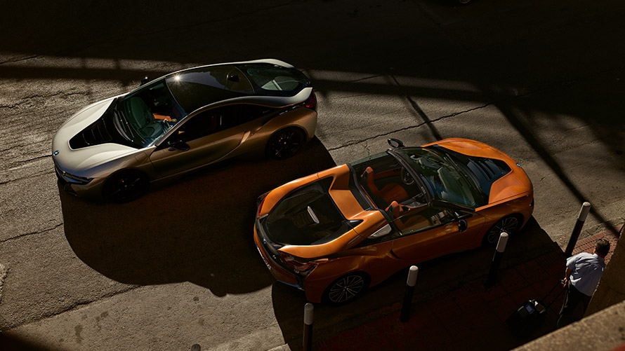 BMW i8 I12 I15 první generace tříčtvrteční záběr z boku na silnici BMW řady i BMW i8 I12 I15 první generace tříčtvrteční záběr z boku na silnici