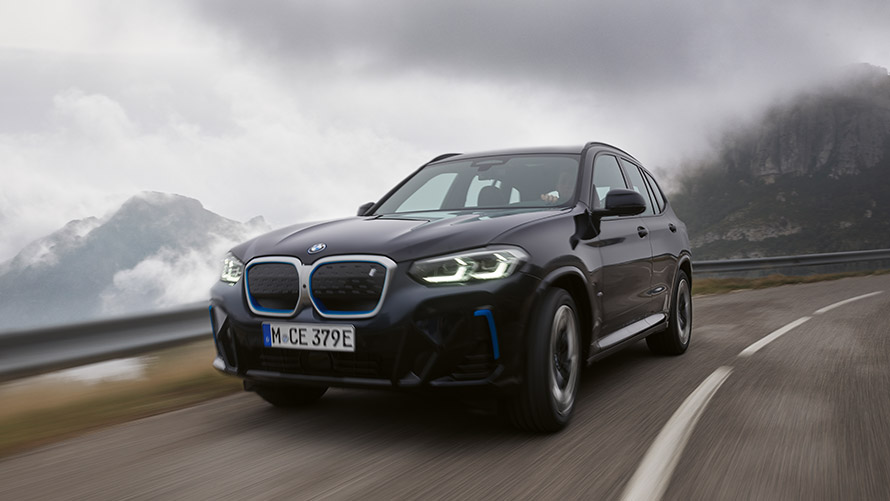 BMW iX3 G08 první generace jízdní tříčtvrteční záběr z boku BMW řady i BMW iX3 G08 první generace jízdní tříčtvrteční záběr z boku