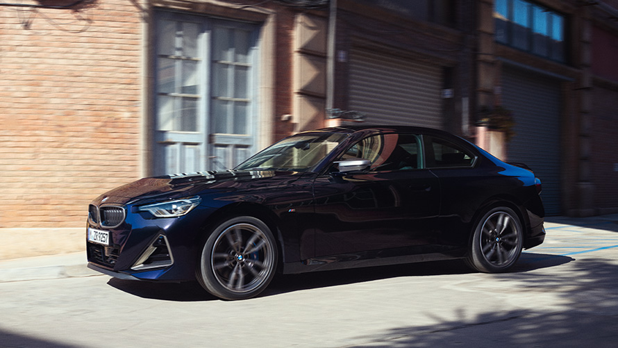 Tříčtvrteční pohled z boku BMW M240i xDrive Coupé G42 2021 BMW řady 2 Coupé G42 2021 metalický lak Thundernight (fialová) tříčtvrteční pohled z boku před skladem
