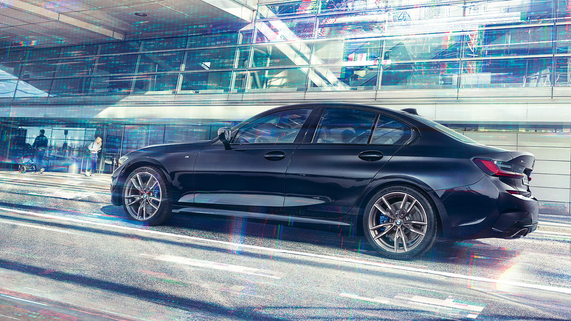 Boční pohled BMW M340i xDrive Sedan BMW M340i xDrive Sedan G20 v metalické barvě Sapphire Black (černá) za jízdy při pohledu z boku
