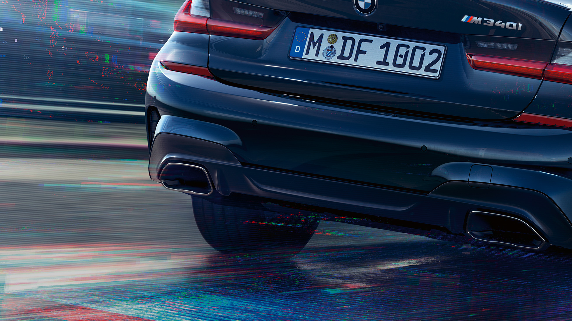 Koncovky výfuku BMW M340i xDrive Sedan Koncovky výfuku BMW M340i xDrive Sedan G20 v metalické barvě Sapphire Black (černá) v detailním pohledu