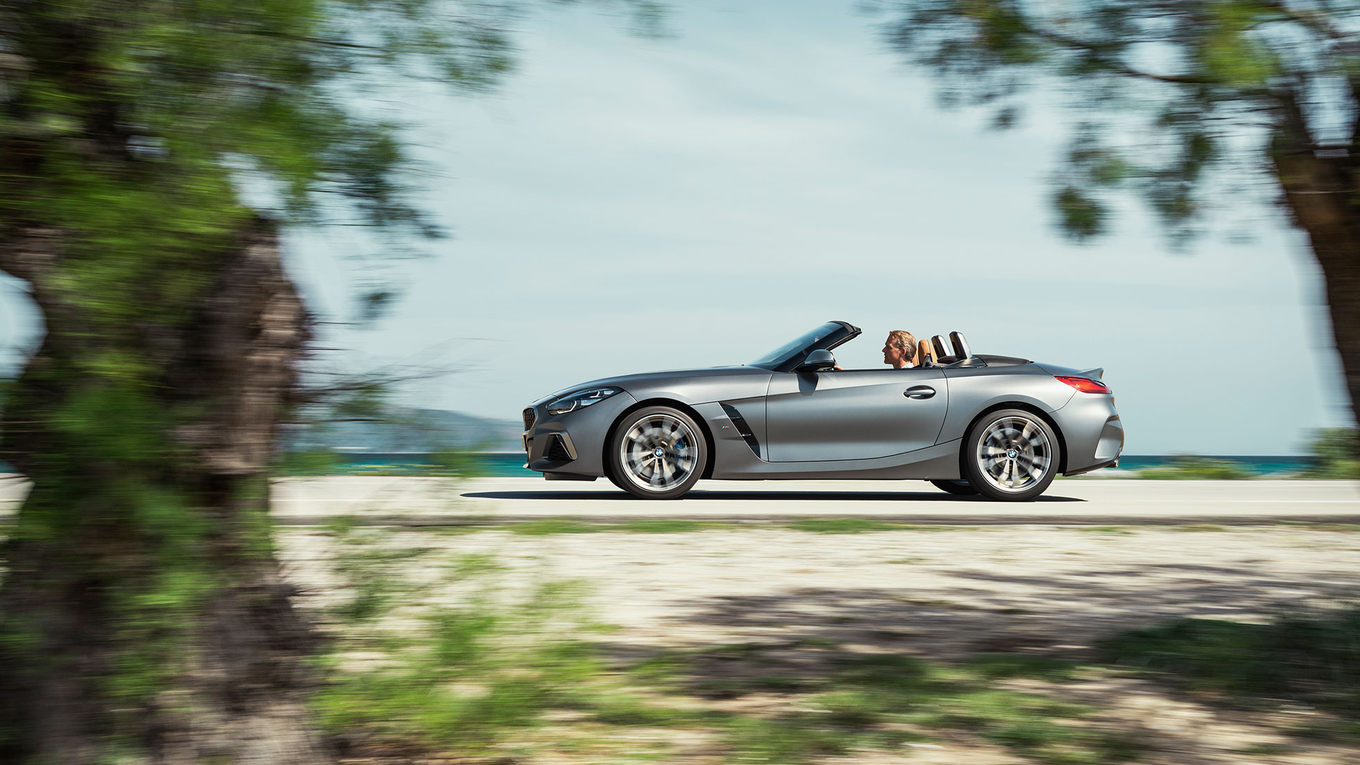Exteriér BMW Z4 M40i G29 BMW Z4 M40i G29 2019 BMW Individual metalický lak Frozen Grey (šedá) z bočního pohledu