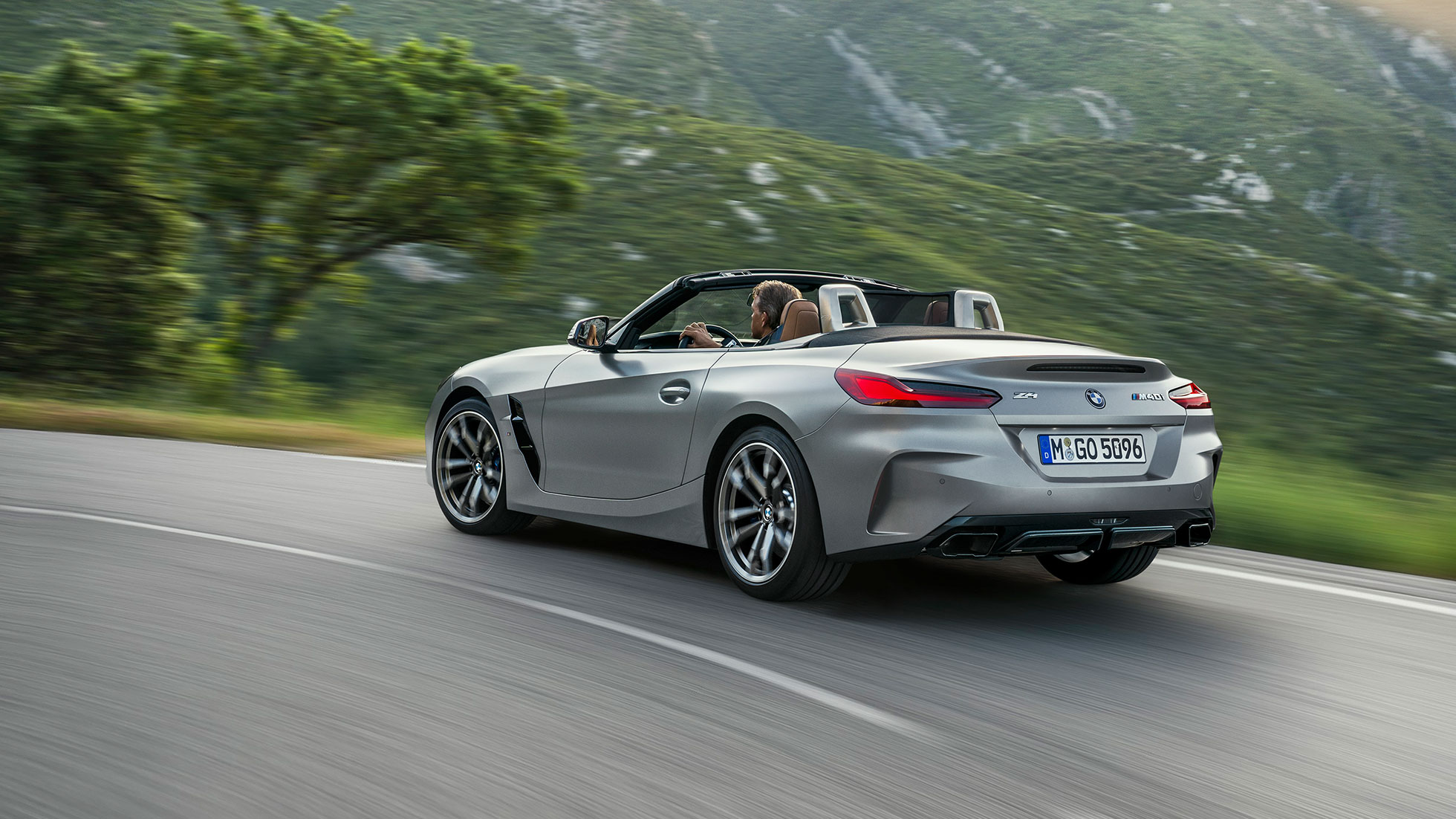 Jízdní dynamika BMW Z4 M40i G29 BMW Z4 M40i Roadster G29 2019 BMW Individual metalický lak Frozen Grey (šedá) jízdní záběr ze tříčtvrtečního pohledu zezadu