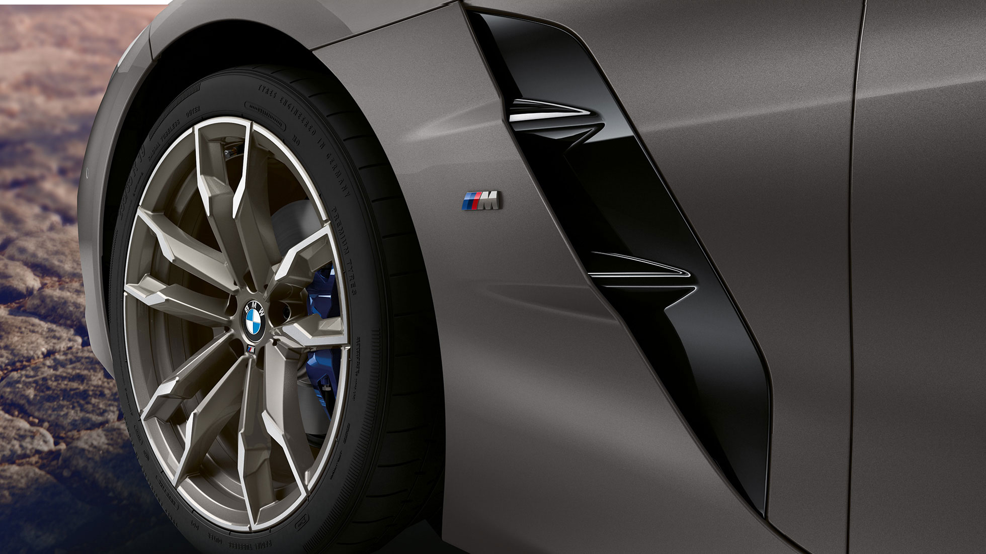 Kolo z lehké slitiny BMW Z4 M40i G29 Kolo z lehké slitiny BMW Z4 M40i Roadster G29 2019 BMW Individual metalický lak Frozen Grey (šedá) detailní záběr na kolo a vzduchový průduch na boku