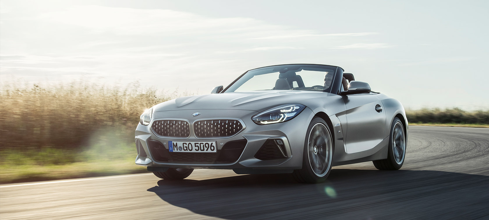 Tříčtvrteční pohled zepředu na BMW Z4 M40i Roadster G29 BMW Z4 M40i Roadster G29 2019 BMW Individual metalický lak Frozen Grey (šedá) ze tříčtvrtečního pohledu zepředu