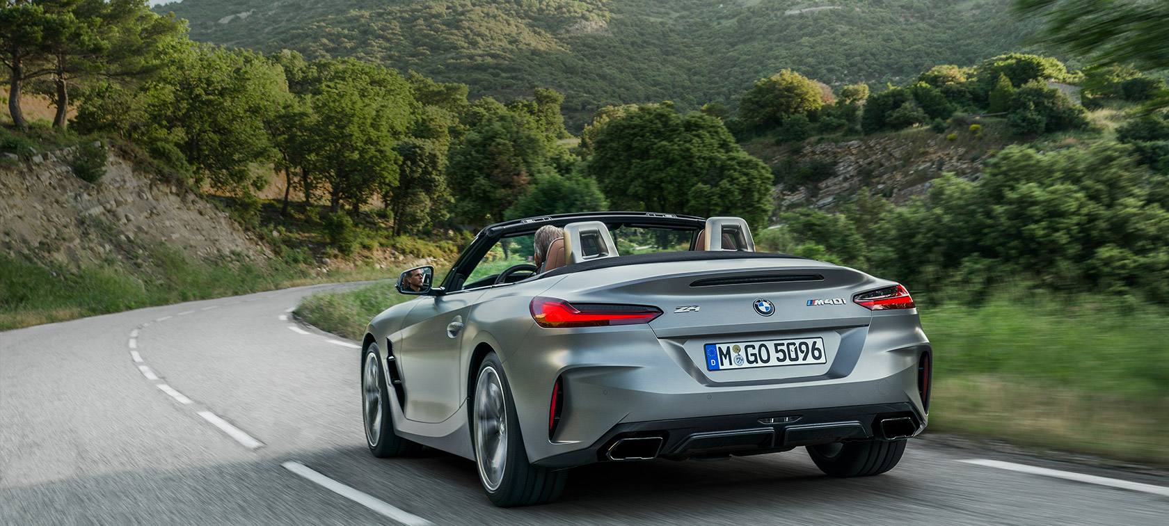 Tříčtvrteční pohled zezadu na BMW Z4 M40i G29 BMW Z4 M40i G29 2019 Cabrio BMW Individual metalický lak Frozen Grey (šedá) ze tříčtvrtečního pohledu zezadu