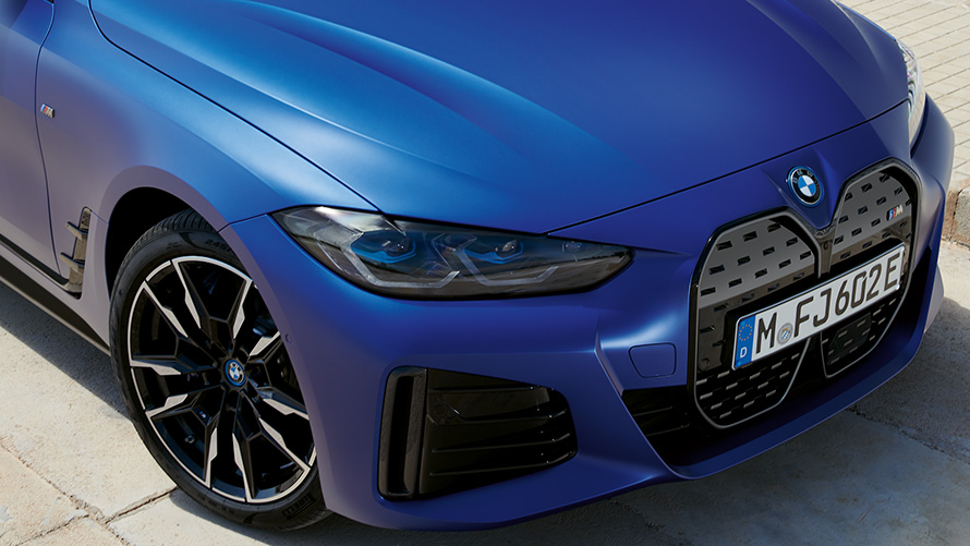 BMW i4 M50 G26 2021 metalick&yacute; lak Individual Frozen Portimao Blue (modr&aacute;) horn&iacute; tř&iacute;čtvrtečn&iacute; z&aacute;běr zepředu