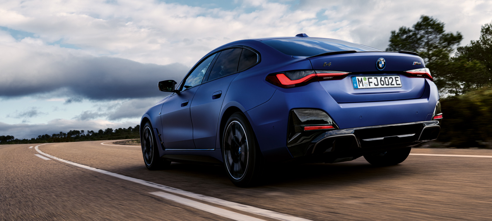 BMW i4 M50 G26 2021 metalick&yacute; lak Individual Frozen Portimao Blue (modr&aacute;) j&iacute;zdn&iacute; tř&iacute;čtvrtečn&iacute; z&aacute;běr zezadu