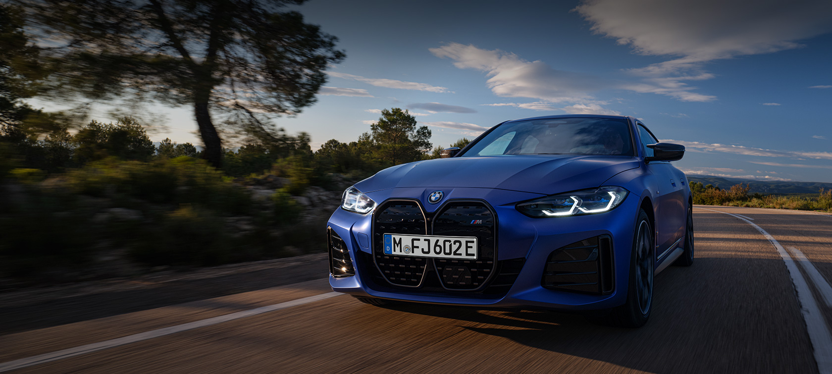 BMW i4 M50 G26 2021 metalick&yacute; lak Individual Frozen Portimao Blue (modr&aacute;) j&iacute;zdn&iacute; tř&iacute;čtvrtečn&iacute; z&aacute;běr zepředu