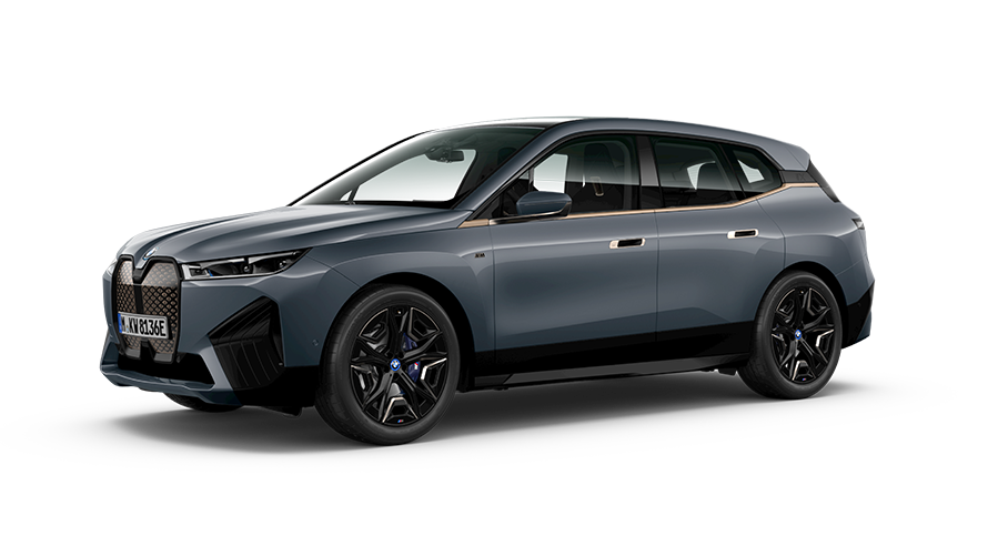 BMW iX M60 i20 2022 elektrické SUV metalický lak Storm Bay (šedá) pohled zepředu nabíjení před domem nabíječkou BMW Wallbox BMW iX M60 i20 2022 elektrické SUV metalický lak Storm Bay (šedá) pohled zepředu nabíjení před domem nabíječkou BMW Wallbox