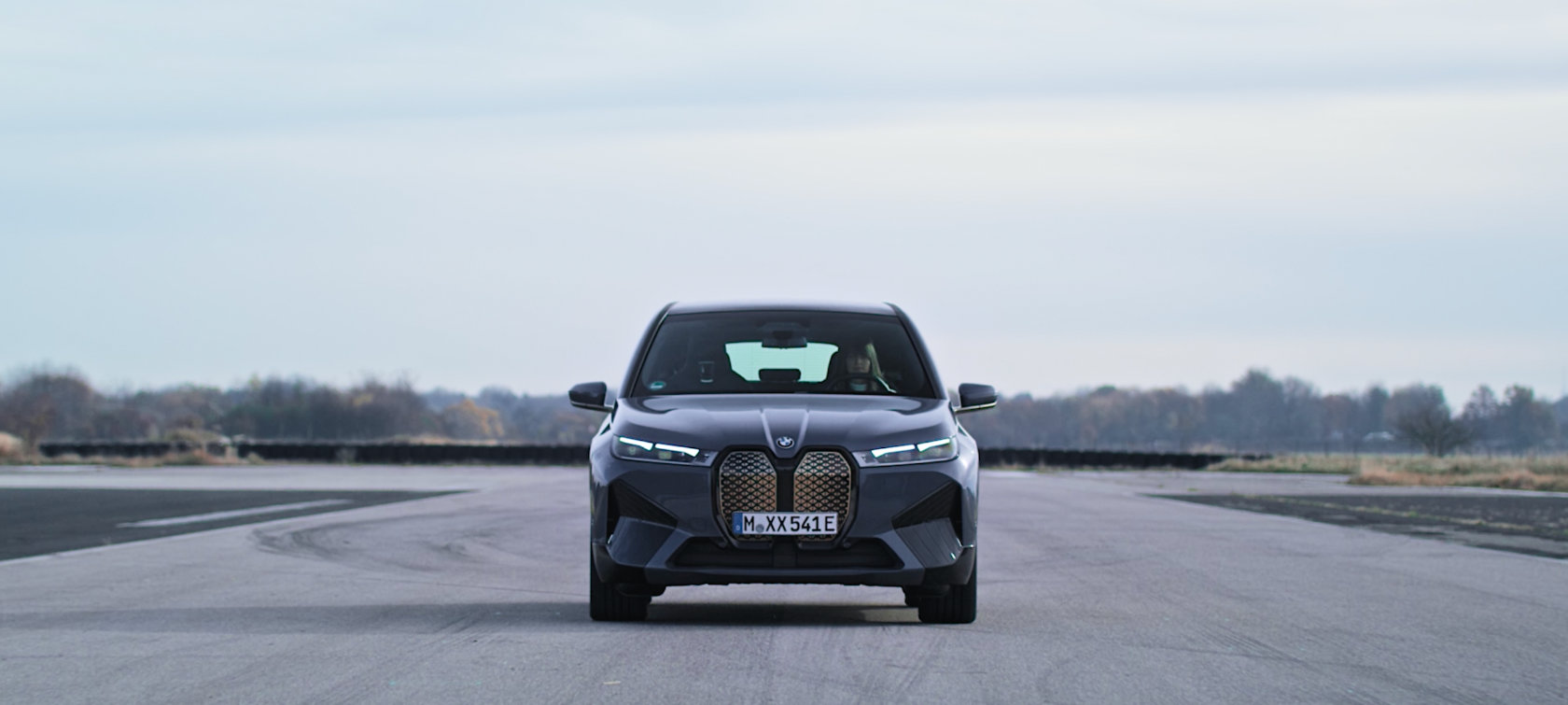 Launch Control BMW M IconicSounds Electric BMW iX M60 i20 2022 metalický lak BMW Individual Storm Bay (šedá) Video BMW iX M60 i20 2022 metalický lak BMW Individual Storm Bay (šedá) akcelerace režim SPORT+ Launch Control Start BMW M IconicSounds Electric Video