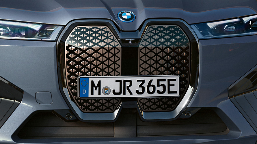 Shy Tech BMW iX M60 i20 2022 elektrické SUV metalický lak BMW Individual Storm Bay (šedá) BMW iX M60 i20 2022 elektrické SUV metalický lak BMW Individual Storm Bay (šedá) pohled zepředu vertikální maska chladiče BMW Shy Tech