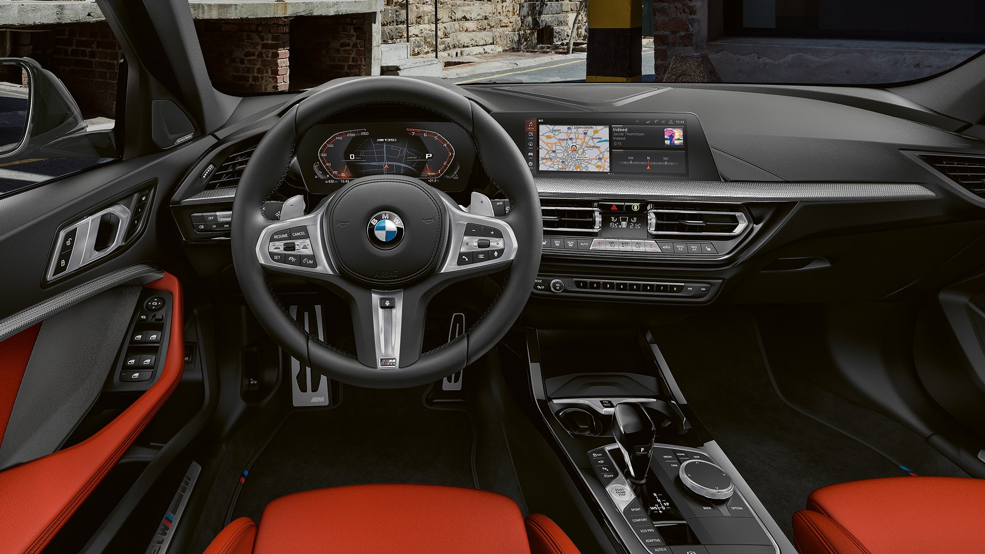 BMW M135i xDrive, interiér. Interiér BMW M135i xDrive s M koženým volantem a M sportovními sedadly.