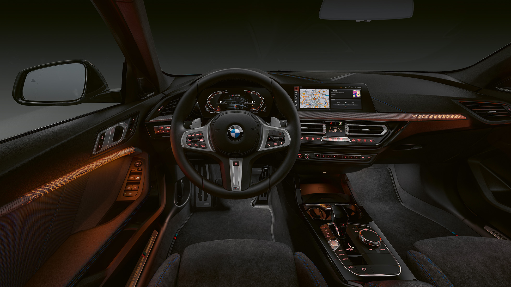 BMW M135i xDrive, kokpit. Prémiový interiér BMW M135i xDrive s podsvíceným obložením interiéru.
