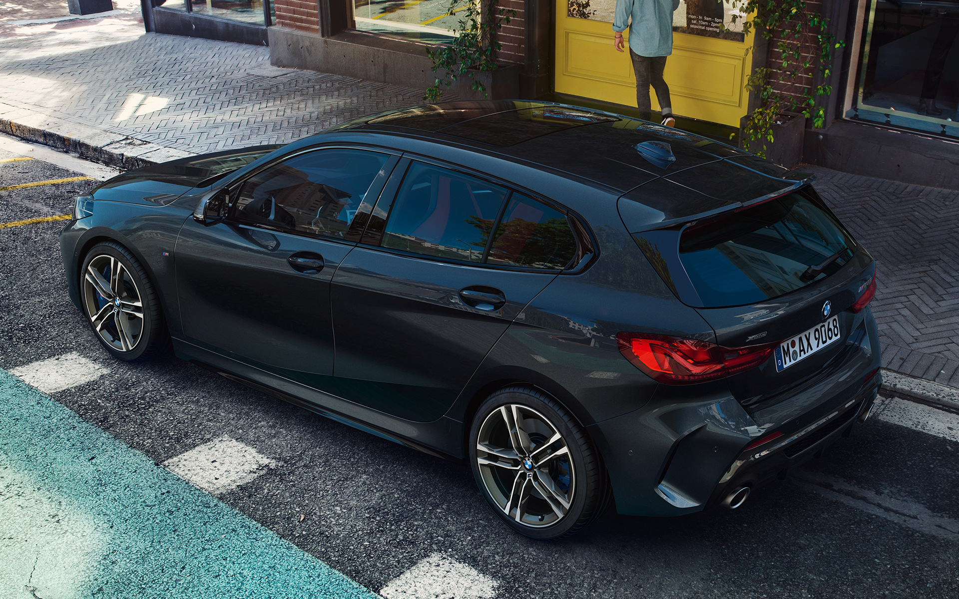 BMW M135i xDrive (F40) metalický lak Black Sapphire (černá), pohled z ptačí perspektivy z boku