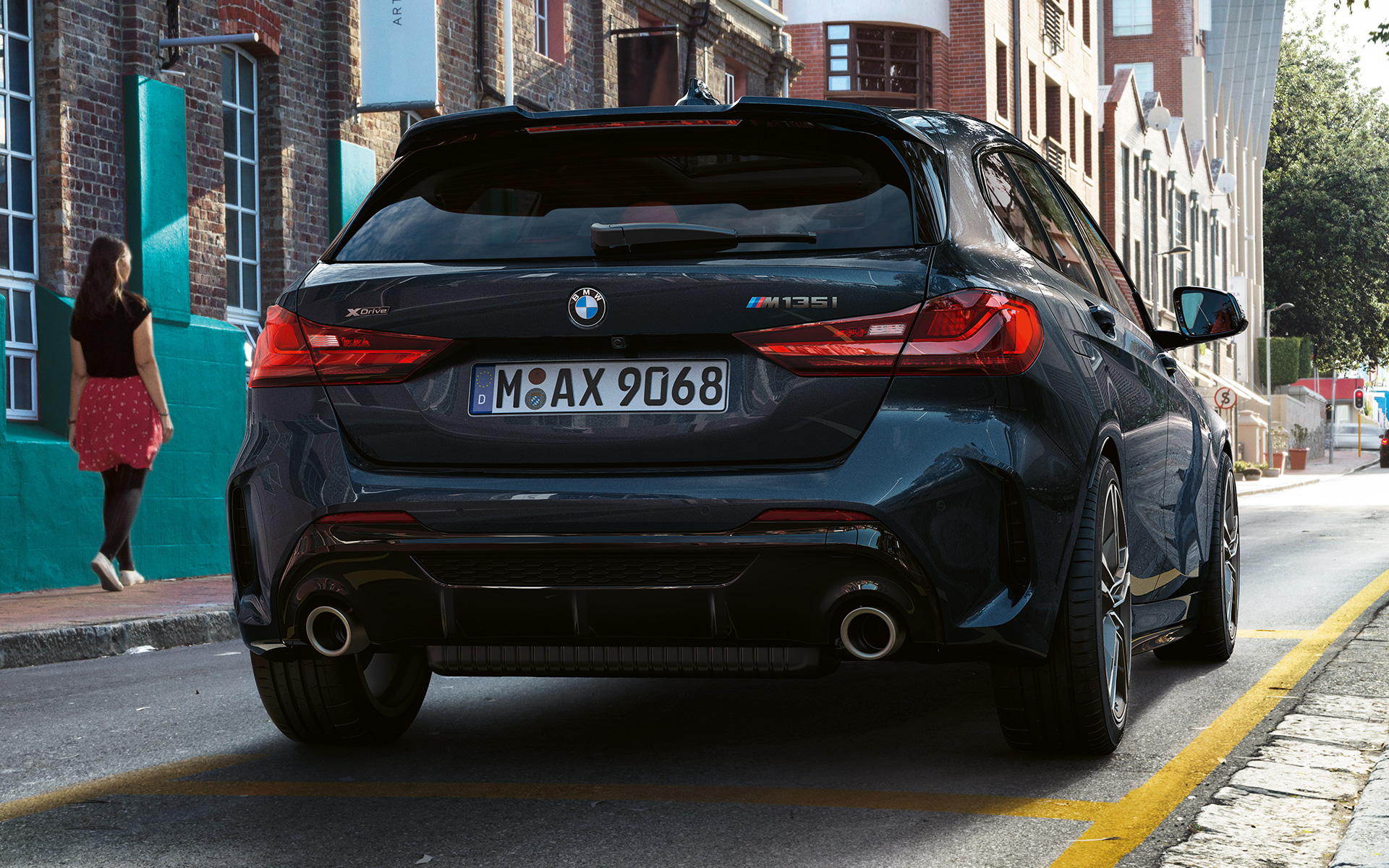 BMW M135i xDrive (F40) metalický lak Black Sapphire (černá), pohled zezadu parkující