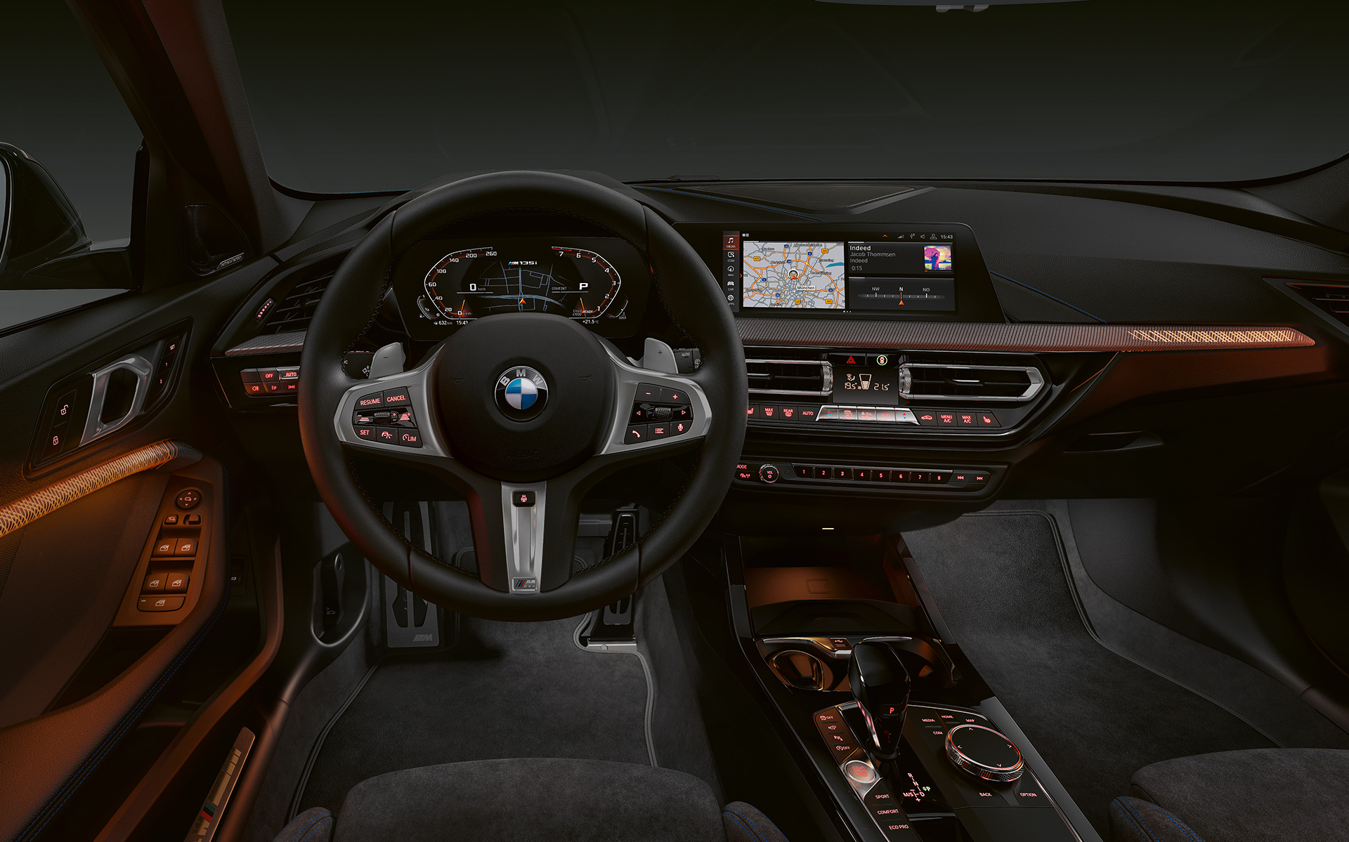BMW M135i xDrive (F40) prémiový interiér s osvětleným obloženími