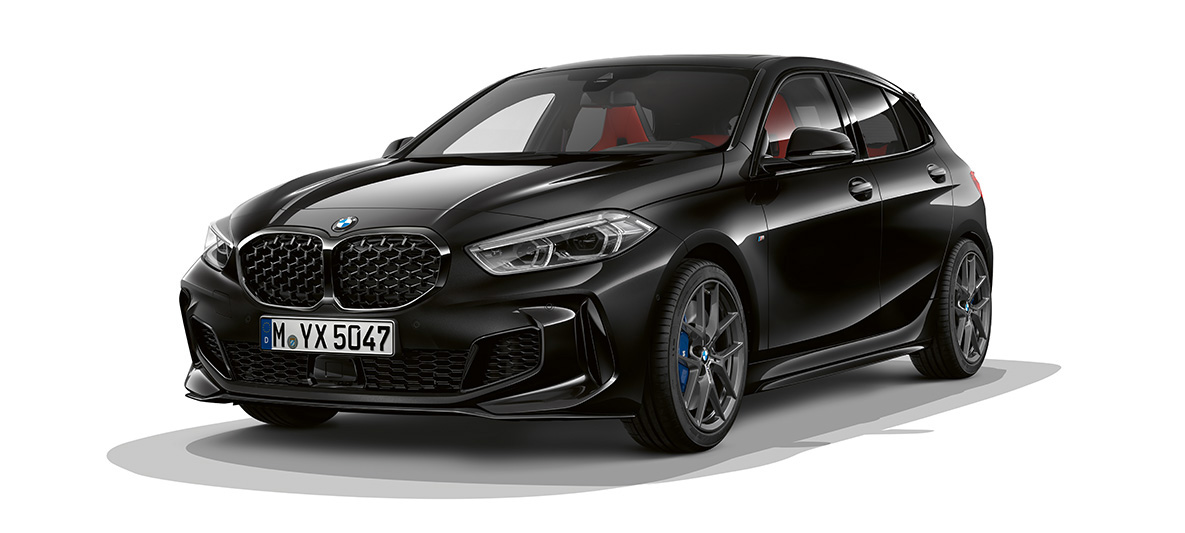 BMW M135i xDrive (F40) paket M Performance BMW M135i xDrive (F40) metalický lak Black Sapphire (černá) s paketem M Performance tříčtvrteční pohled zepředu