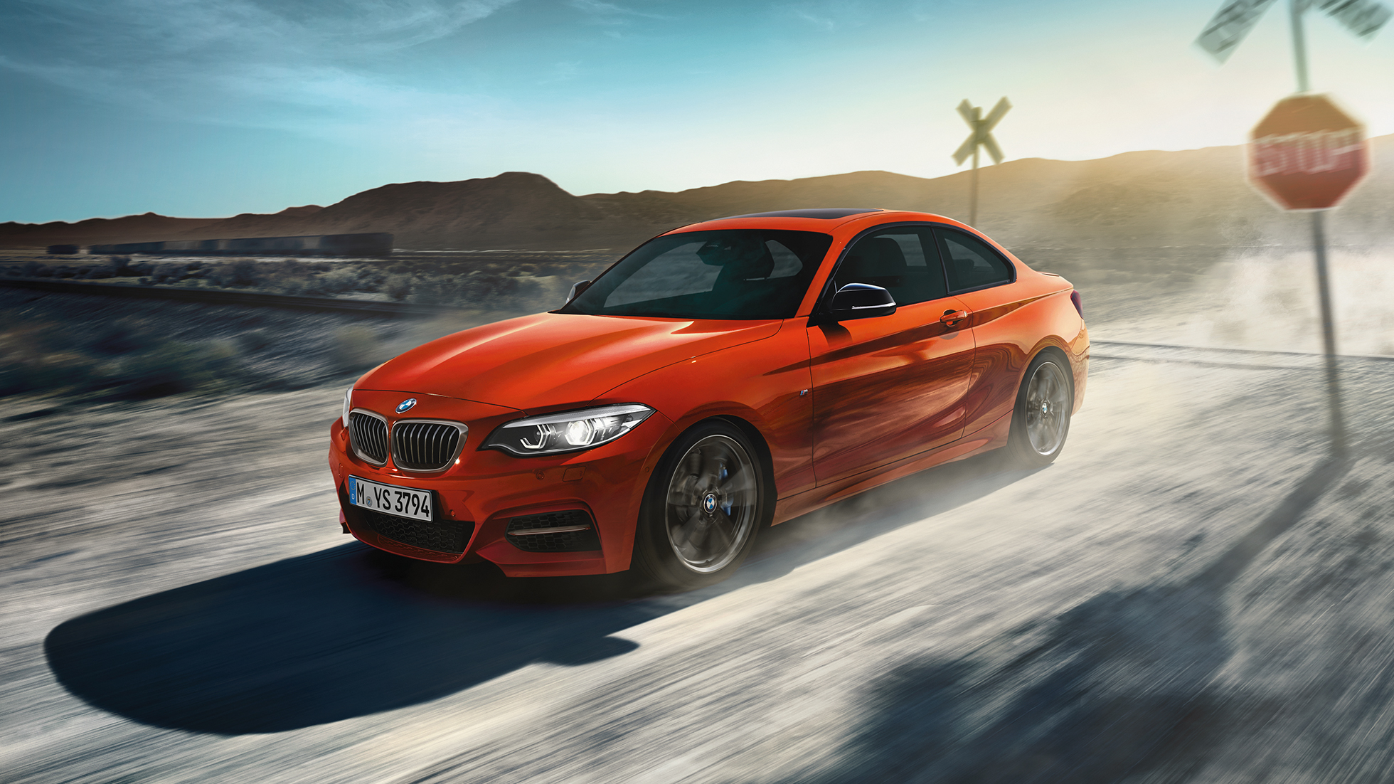 Design BMW M240i Coupé Design BMW M240i Coupé F22 2017 v metalické barvě Sunset Orange ze tříčtvrtečního pohledu zpředu