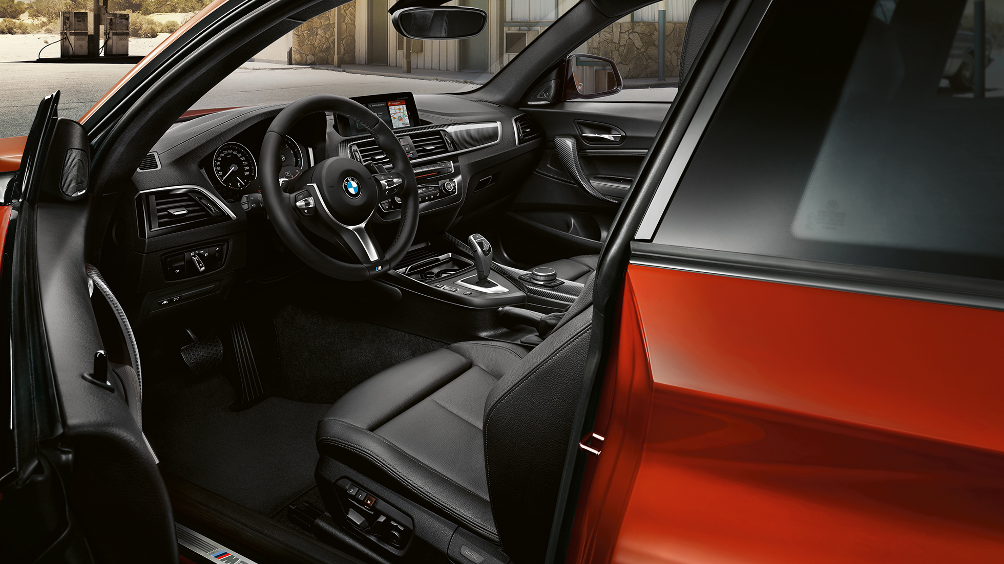 Interiér BMW M240i Coupé Interiér BMW M240i Coupé F22 2017 v metalické barvě Sunset Orange
