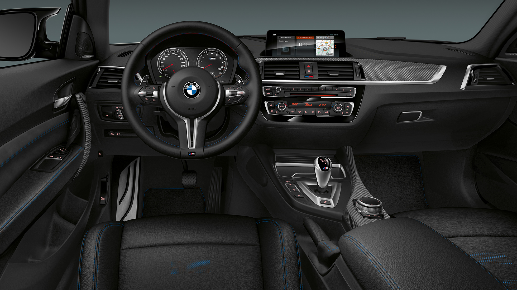 Kokpit BMW M2 Competition F87 Kokpit v interiéru BMW M2 Competition F87 2018 v metalické barvě Hockenheim Silver
