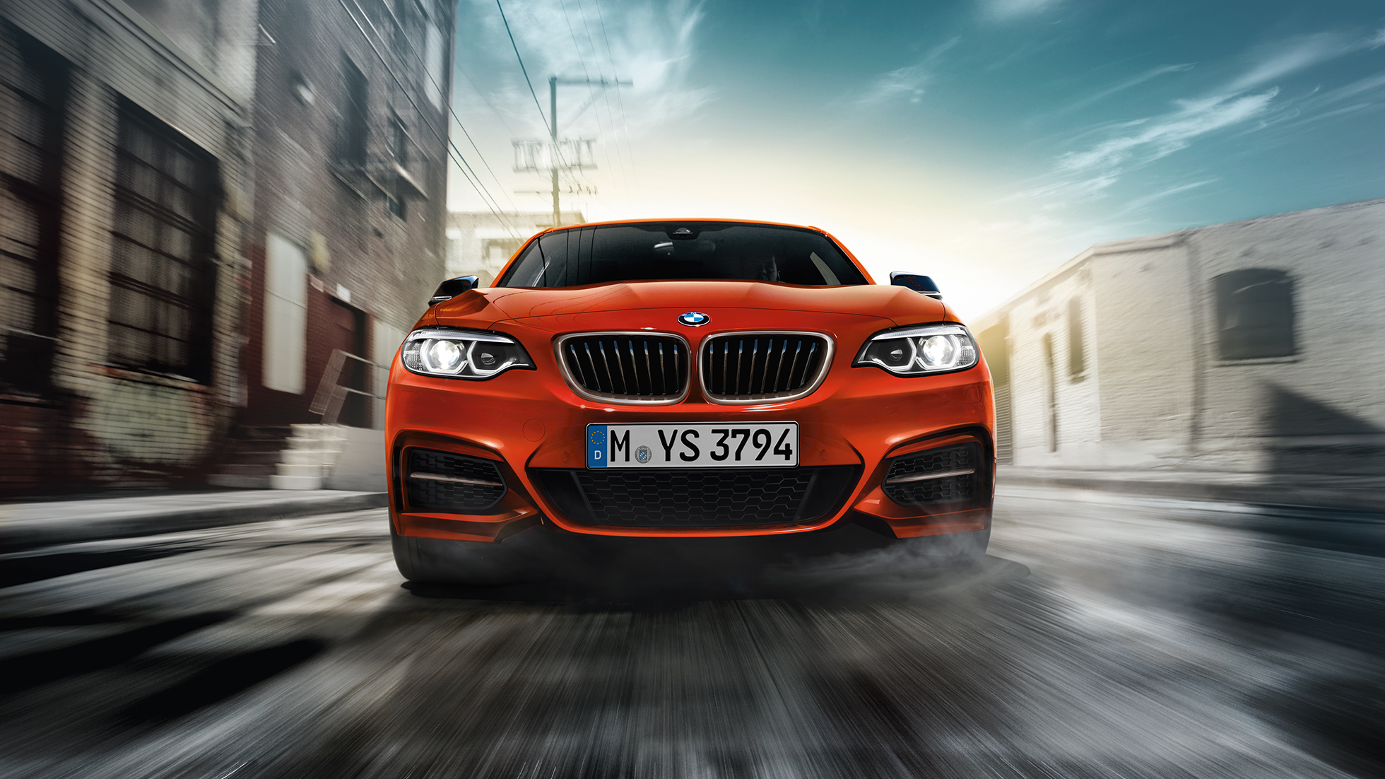 Design přední části BMW M240i Coupé Design přední části BMW M240i Coupé F22 2017 v metalické barvě Sunset Orange při pohledu zpředu