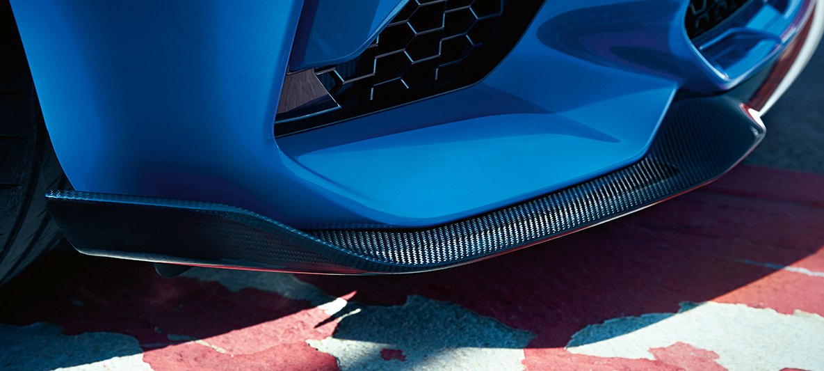Přední splitter BMW M2 CS Přední splitter BMW M2 CS F87 v metalické barvě Misano Blue v detailním pohledu