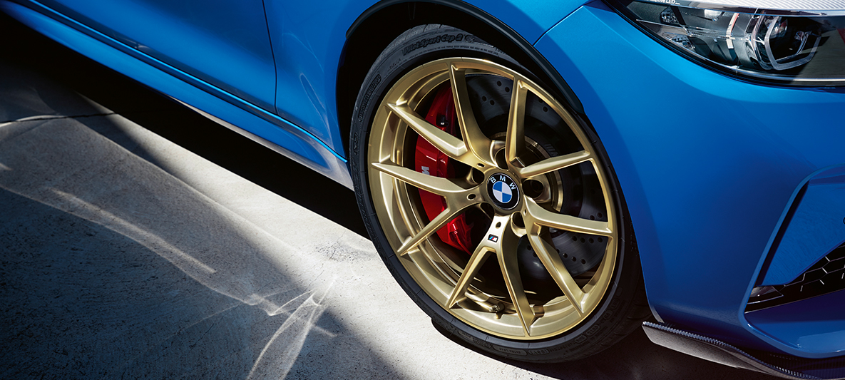 19" M kola z lehké slitiny V-spoke 763 M v matně zlatém provedení na BMW M2 CS 19" M kola z lehké slitiny V-spoke 763 M v matně zlatém provedení na BMW M2 CS F87 v metalické barvě Misano Blue v detailním pohledu
