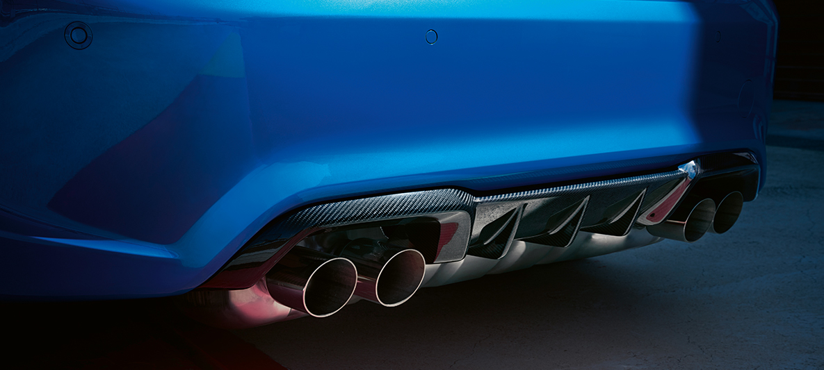 Zadní difuzor BMW M2 CS Zadní difuzor BMW M2 CS F87 v metalické barvě Misano Blue v detailním pohledu