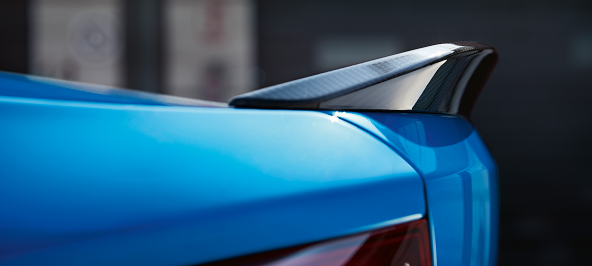 Zadní spoiler BMW M2 CS Zadní spoiler BMW M2 CS F87 v metalické barvě Misano Blue v detailním pohledu