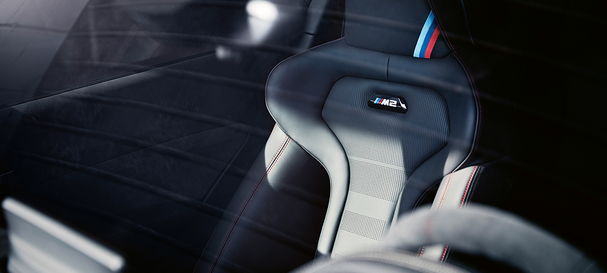 Sportovní sedadla BMW M2 CS Sportovní sedadla BMW M2 CS F87 v metalické barvě Misano Blue v detailním pohledu