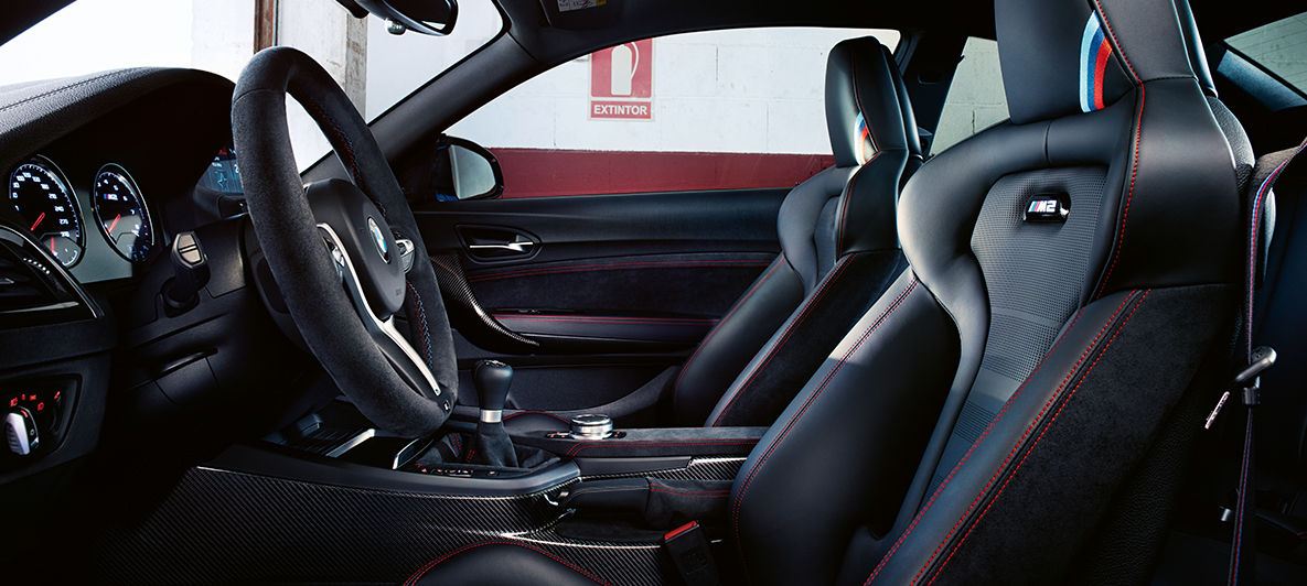 Interiér BMW M2 CS Interiér BMW M2 CS F87 v metalické barvě Misano Blue v detailním pohledu
