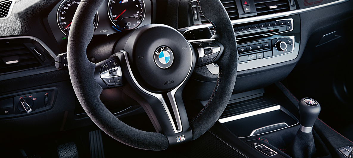 Kokpit BMW M2 CS Kokpit BMW M2 CS F87 v metalické barvě Misano Blue v detailním pohledu