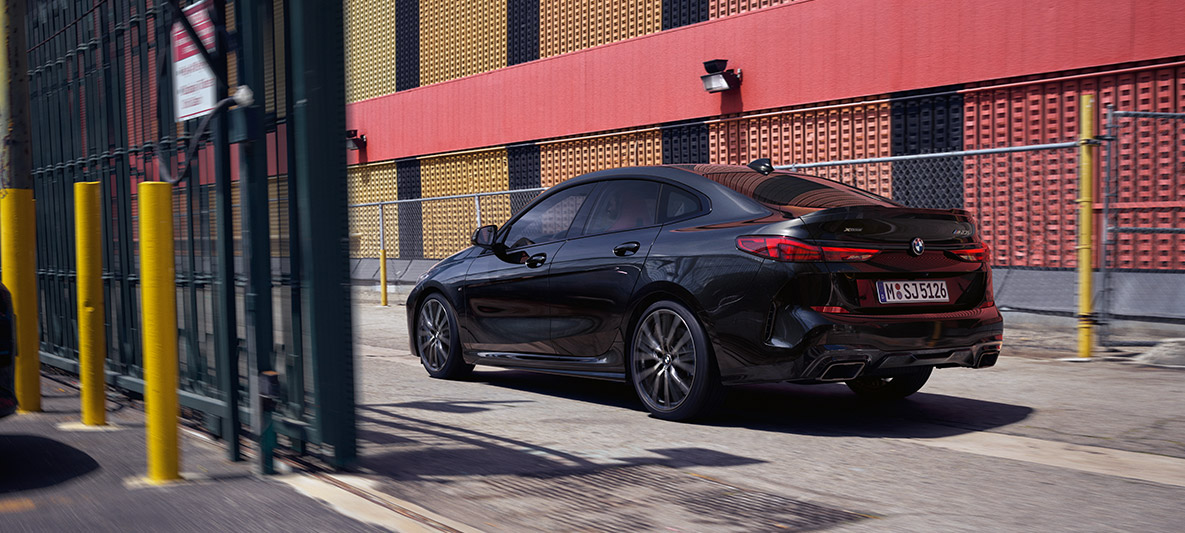 Paket M Performance u BMW M235i xDrive Gran Coupé Paket M Performance u BMW M235i xDrive Gran Coupé F44 v metalické barvě Black Sapphire ze tříčtvrtečního pohledu z boku