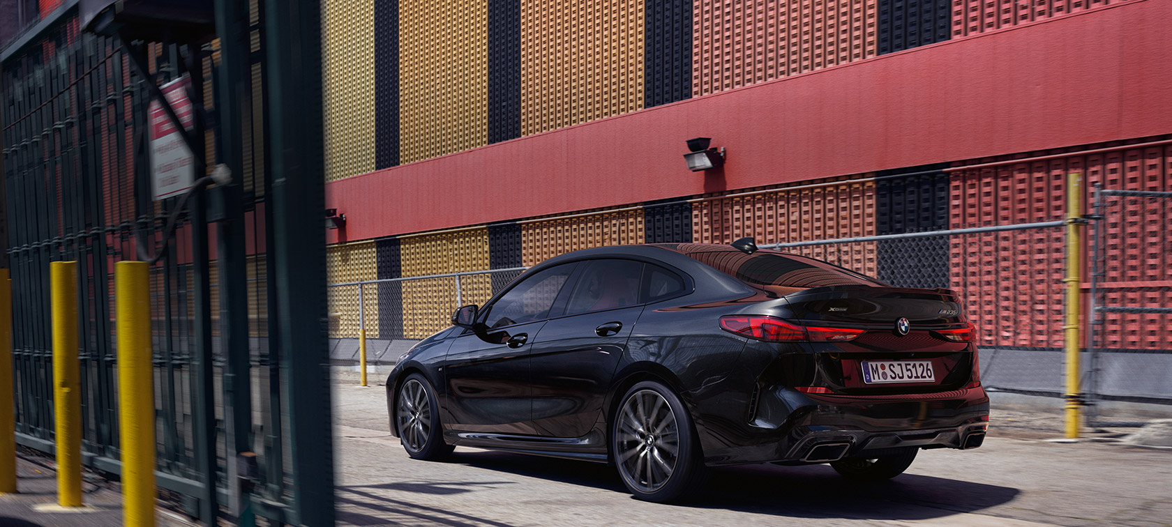 BMW M235i xDrive Gran Coupé ze tříčtvrtečního pohledu z boku BMW M235i xDrive Gran Coupé F44 v metalické barvě Black Sapphire ze tříčtvrtečního pohledu z boku