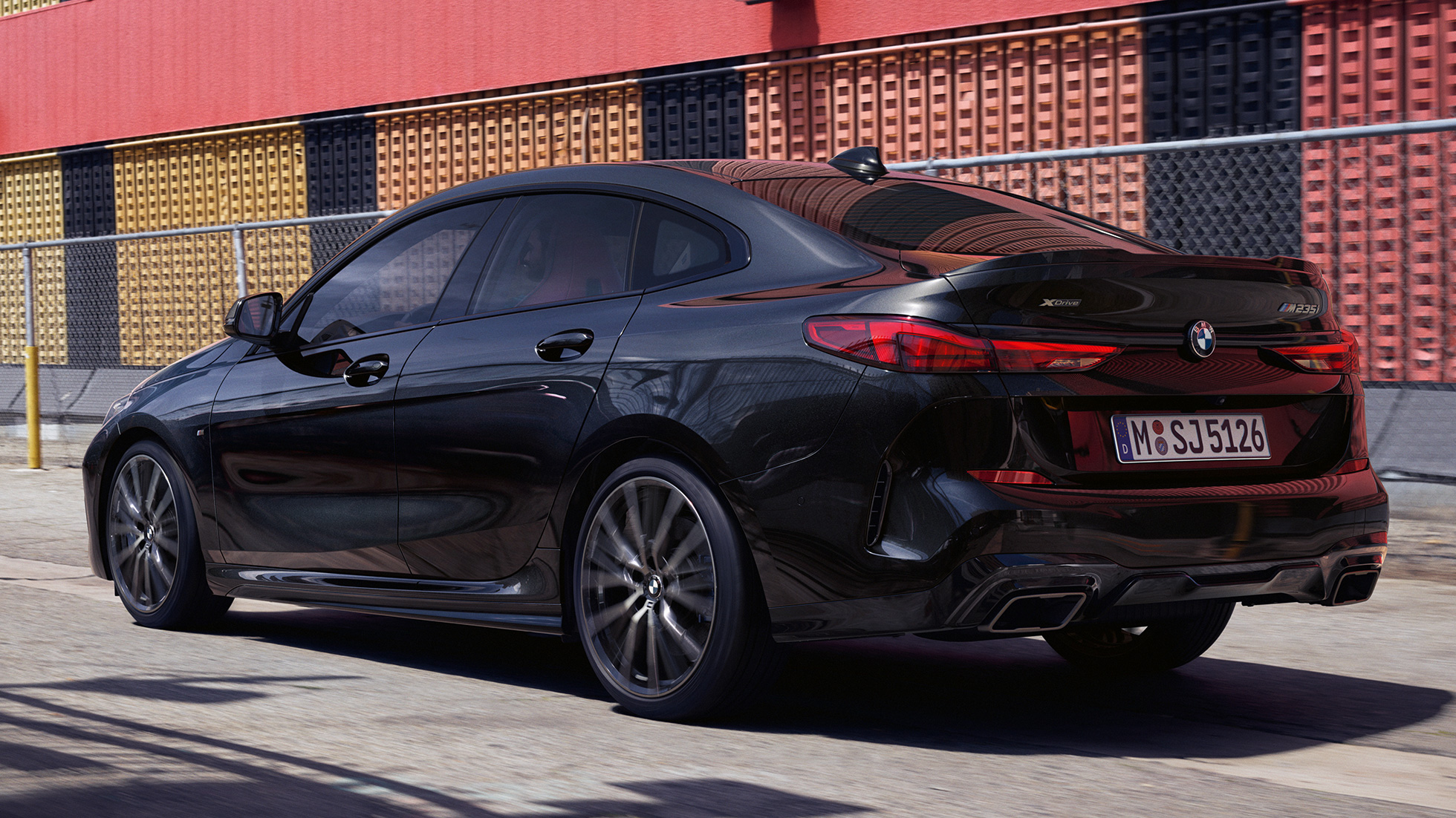 BMW M235i xDrive Gran Coupé ze tříčtvrtečního pohledu zezadu Exteriér BMW M235i xDrive Gran Coupé 2020 F44 v metalické barvě Black Sapphire ze tříčtvrtečního pohledu zezadu