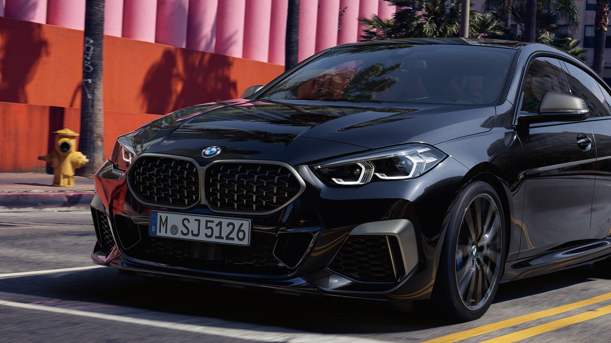 Design přední části BMW M235i xDrive Gran Coupé Design přední části BMW M235i xDrive Gran Coupé 2020 F44 v metalické barvě Black Sapphire ze tříčtvrtečního pohledu zpředu