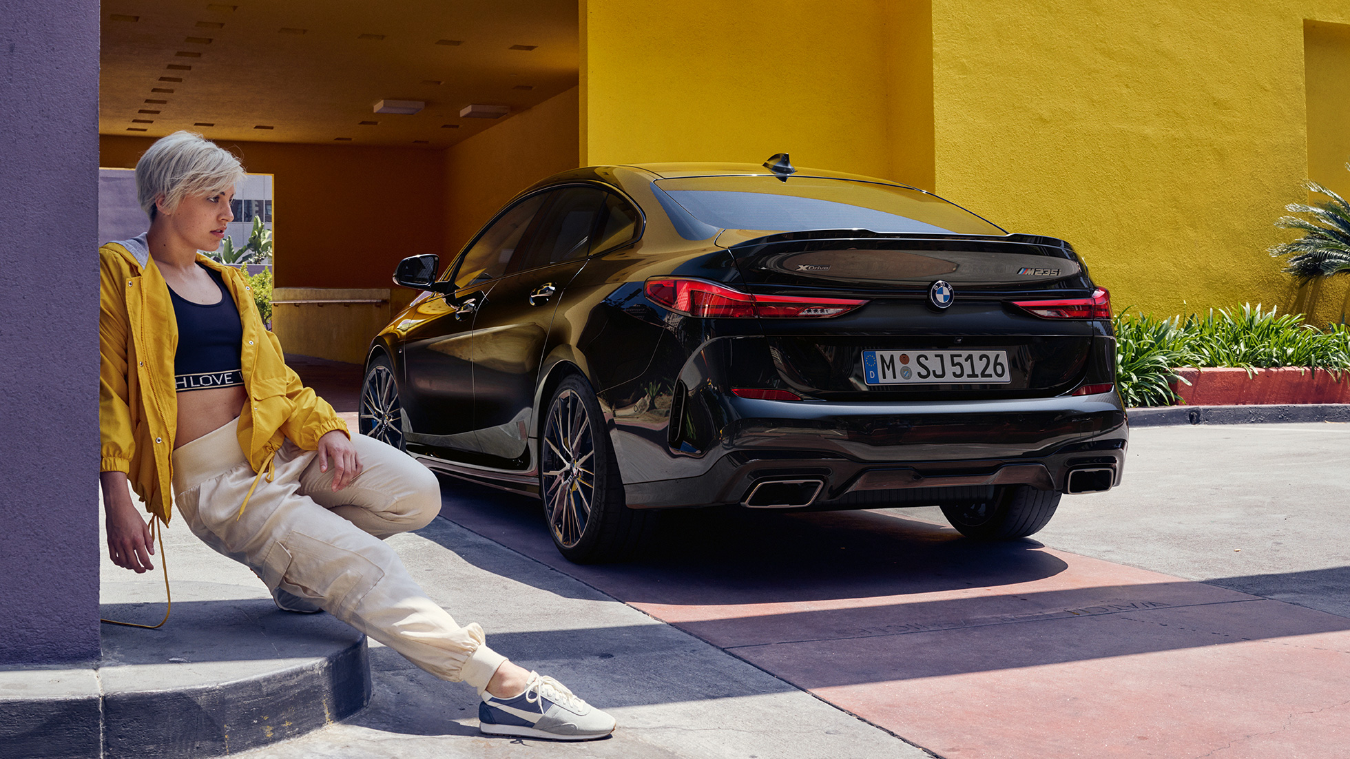 Zadní část BMW M235i xDrive Gran Coupé Sportovní zadní část BMW M235i xDrive Gran Coupé 2020 F44 v metalické barvě Black Sapphire ze tříčtvrtečního pohledu zezadu