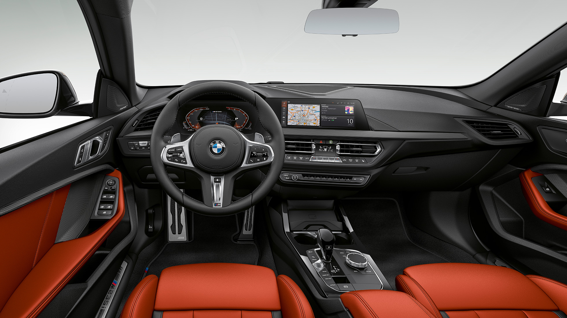 Kokpit BMW M235i xDrive Gran Coupé Na řidiče orientovaná palubní deska uvnitř BMW M235i xDrive Gran Coupé 2020 F44